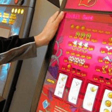 Разбил игровой автомат от злости